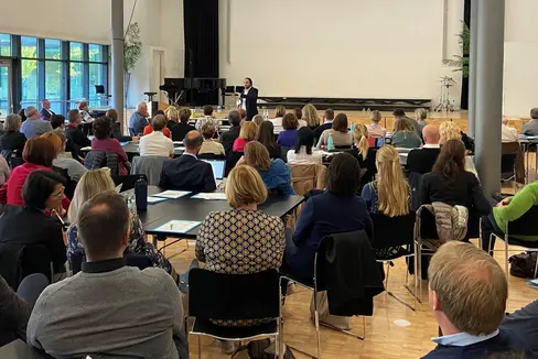 Landesrat Philipp Achammer betonte bei der Herbsttagung in Brixen, es sei gemeinsam gelungen, an den Schulen ein Bewusstsein für einen sprachsensiblen Unterricht zu schaffen. (Foto: LPA/Martina Winkler)