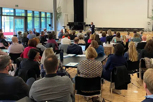 Landesrat Philipp Achammer betonte bei der Herbsttagung in Brixen, es sei gemeinsam gelungen, an den Schulen ein Bewusstsein für einen sprachsensiblen Unterricht zu schaffen. (Foto: LPA/Martina Winkler)