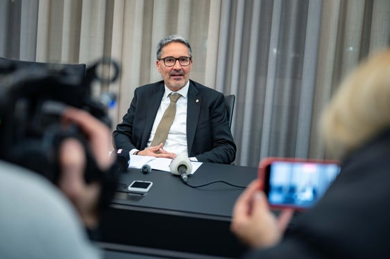 Dopo la relazione sul Bilancio, il presidente Arno Kompatscher ha risposto alle domande dei giornalisti. (Foto: USP/Greta Stuefer)