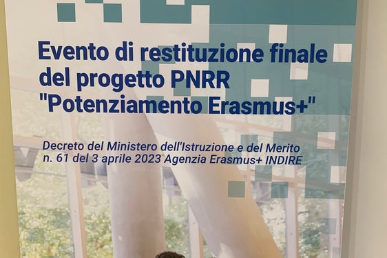 Roll-up der INDIRE-Konferenz zu Erasmus Plus Mobilitäten, die durch den nationalen Wiederaufbaufonds PNRR ermöglicht wurden. (Foto: LPA/Abteilung Ladinische Bildungs- und Kulturverwaltung)