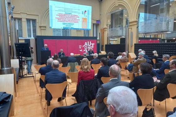 Verwaltungsrichter aus Italien, Deutschland und Frankreich treffen sich heute (21. Oktober) in Bozen, um über das Ersatzrecht gegenüber der Öffentlichen Verwaltung zu diskutieren. (Foto: LPA)