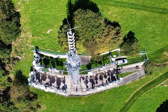 I rappresentanti della RAS hanno visitato l'impianto di trasmissione Muta, sopra Merano, insieme alle organizzazioni partner Bayerische Medien Technik (BMT) e Bayern Digital Radio (BDR). (Foto: RAS)