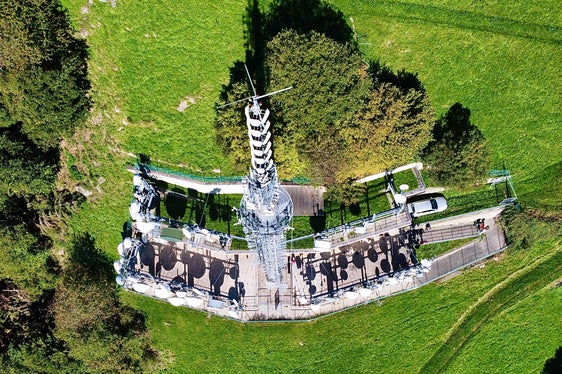 I rappresentanti della RAS hanno visitato l'impianto di trasmissione Muta, sopra Merano, insieme alle organizzazioni partner Bayerische Medien Technik (BMT) e Bayern Digital Radio (BDR). (Foto: RAS)