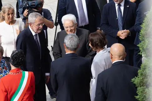 Il presidente Arno Kompatscher e il commissario del Governo Maddalena Travaglini (di spalle) accolgono il Presidente federale austriaco Alexander Van der Bellen e il Presidente della Repubblica italiana Sergio Mattarella. (Foto: USP/Bernhard Aichner)