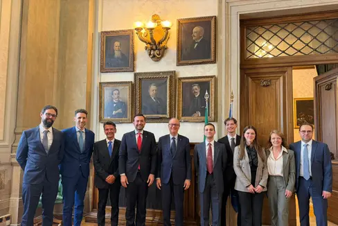 Positiver Austausch in Rom (v.l.): Andrea Penazzi (Direktor Terraferma), Gabriele Guatteri (pädagogischer Leiter Terraferma), Hauptschulamtsleiter Gullotta, Landesrat Galateo, Minister Valditara, Marco Fauni (Vorsitzender des Landesjugendbeirates der italienischen Sprachgruppe), Luca Pompili (stellvertretender Vorsitzender des Landesjugendbeirates der italienischen Sprachgruppe), Lidia Tecchiati (Amt für Jugendarbeit in der italienischen Kulturabteilung), Rosanna Notaro (Lehrerin an der Fachoberschule Claudia De Medici) und Bildungsdirektor Tonino Tuttolomondo. (Foto: LPA)