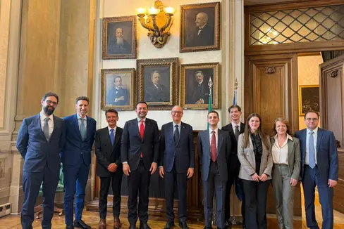Positiver Austausch in Rom (v.l.): Andrea Penazzi (Direktor Terraferma), Gabriele Guatteri (pädagogischer Leiter Terraferma), Hauptschulamtsleiter Gullotta, Landesrat Galateo, Minister Valditara, Marco Fauni (Vorsitzender des Landesjugendbeirates der italienischen Sprachgruppe), Luca Pompili (stellvertretender Vorsitzender des Landesjugendbeirates der italienischen Sprachgruppe), Lidia Tecchiati (Amt für Jugendarbeit in der italienischen Kulturabteilung), Rosanna Notaro (Lehrerin an der Fachoberschule Claudia De Medici) und Bildungsdirektor Tonino Tuttolomondo. (Foto: LPA)
