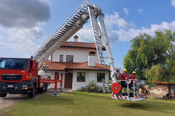 Mannschaften der Freiwilligen und der Berufsfeuerwehr haben seit dem 2. August beschädigte Dächer in der unwettergeschädigten Region Friaul-Julisch Venetien abgedichtet; im Einsatz waren 18 Berufsfeuerwehrmänner und 24 Mitglieder Freiwilliger Feuerwehren. (Foto: LPA/Berufsfeuerwehr Bozen)