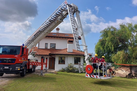 Mannschaften der Freiwilligen und der Berufsfeuerwehr haben seit dem 2. August beschädigte Dächer in der unwettergeschädigten Region Friaul-Julisch Venetien abgedichtet; im Einsatz waren 18 Berufsfeuerwehrmänner und 24 Mitglieder Freiwilliger Feuerwehren. (Foto: LPA/Berufsfeuerwehr Bozen)