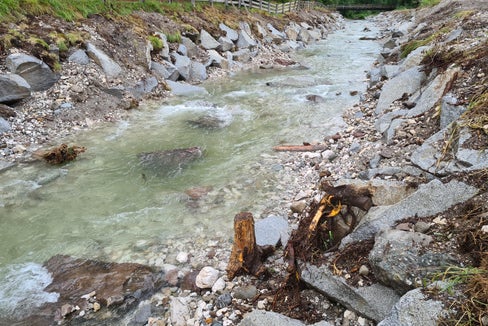 Ein strukturiertes Bachbett und ein mit Zyklopensteinen erneuerter Uferschutz: So zeigt sich der Sextnerbach in seinem Mittellauf nach dem Abschluss der Arbeiten des Landesamtes für Wildbachverbauung Ost (Foto: LPA/Landesamt für Wildbach- und Lawinenverbauung Ost in der Agentur für Bevölkerungsschutz)