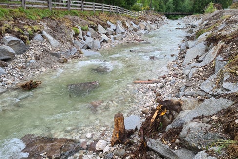 Ein strukturiertes Bachbett und ein mit Zyklopensteinen erneuerter Uferschutz: So zeigt sich der Sextnerbach in seinem Mittellauf nach dem Abschluss der Arbeiten des Landesamtes für Wildbachverbauung Ost (Foto: LPA/Landesamt für Wildbach- und Lawinenverbauung Ost in der Agentur für Bevölkerungsschutz)