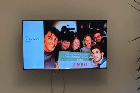 Um die Innovationsfähigkeit in Südtirol weiter zu stärken und Wissen, Innovation und Wettbewerbsfähigkeit zu fördern, hat die Landesregierung am 24. Oktober neue Anwendungsrichtlinien für den Bereich der Innovationsförderung genehmigt. Eine der bedeutendsten Anpassungen betrifft Start-Ups, die Landesrat Philipp Achammer besichtigt, im Bild ein Beispiel. (Foto: LPA/Innovation und Forschung, Museen, Denkmalpflege, Deutsche Kultur und Bildungsförderung/Julia Profanter)