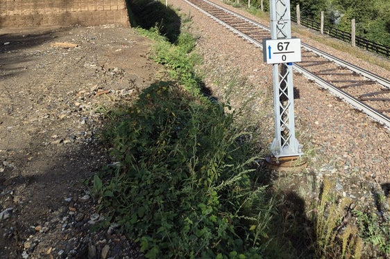 Der neue Schutzdamm baut auf den kontinuierlichen Sicherungsmaßnahmen entlang der Vinschger Bahn seit deren Wiederinbetriebnahme im Jahr 2005 auf. Auf Grundlage hydrogeologischer und hydraulischer Untersuchungen werden Risiken laufend bewertet, Maßnahmen priorisiert und schrittweise umgesetzt. (Foto: LPA/STA)