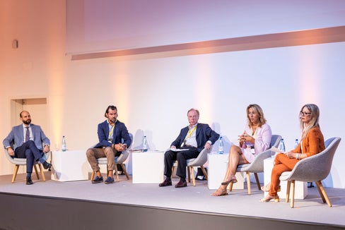 Da sinistra Alex Baldo (Coopbund), Nicola Grosso (AGCI), Enrico Bramerini (Cooperdolomiti), Barbara Passarella (Federazione delle cooperative Raiffeisen) e la direttrice dell'Ufficio provinciale per lo Sviluppo della cooperazione Manuela Paulmichl (Foto: ASP/Tiberio Sorvillo)