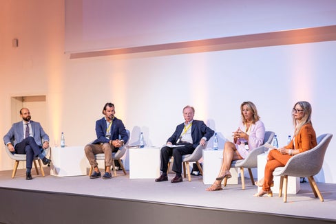 Von links nach rechts: Alex Baldo (Coopbund), Nicola Grosso (AGCI), Enrico Bramerini (Cooperdolomiti), Barbara Passarella (Raiffeisenverband) und die Direktorin des Amts für die Entwicklung des Genossenschaftswesens Manuela Paulmichl bei der Diskussionsrunde. (Foto: LPA/Visualite/Tiberio Sorvillo)