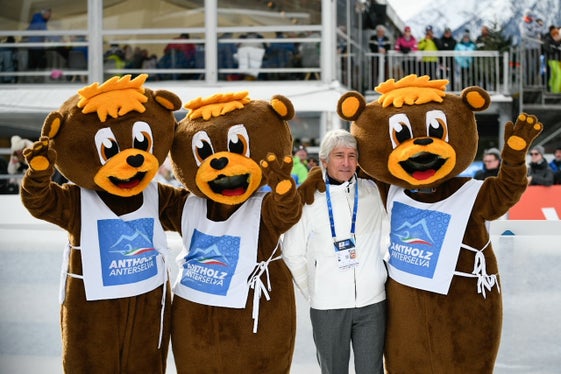 Il Ministro per lo Sport e i Giovani Andrea Abodi posa con le mascotte di Anterselva (Foto: Comitato Coppa del Mondo Biathlon Anterselva)