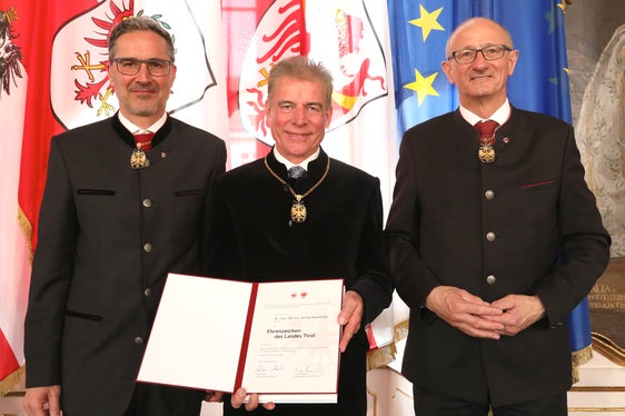 Il professor Konrad Bergmeister, qui tra Arno Kompatscher e Anton Mattle in occasione del conferimento dell'onorificenza del Land Tirol, è il nuovo presidente del consiglio di amministrazione del Conservatorio Monteverdi. (Foto: Land Tirol)