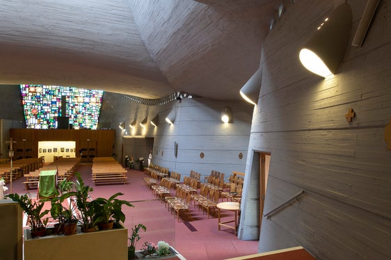 Die Kirche Pius X. ist eine viel zu wenig beachtete Architekturikone der Stadt Bozen und wurde von Armando Ronca geplant. (Foto: LPA/Alexa Rainer)