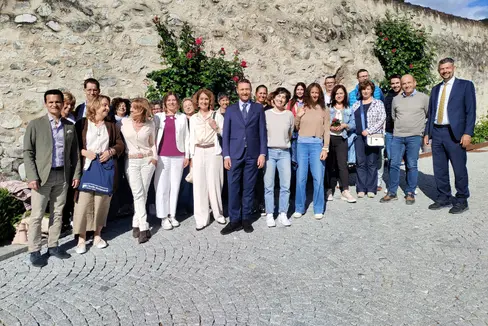 Die Mitarbeiterinnen und Mitarbeiter der Direktion Ladinische Bildung und Kultur mit Landesrat Daniel Alfreider (ganz rechts) und Ressortdirektor André Comploi (ganz links). (Foto: LPA/Direktion Ladinische Bildung und Kultur)