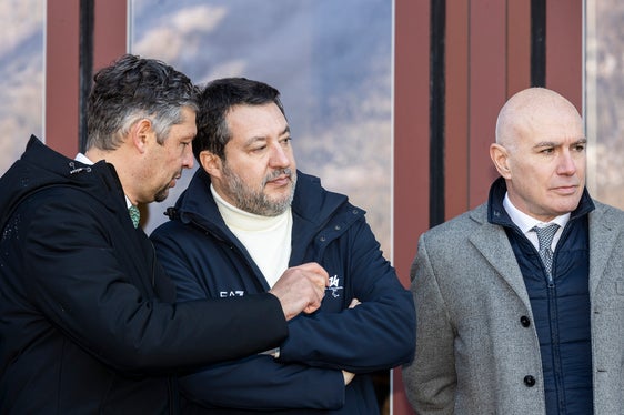 Landesrat für Infrastrukturen und Mobilität Daniel Alfreider (von links), Vizepremierminister und Minister für Infrastruktur und Verkehr Matteo Salvini und RFI Generaldirektor Aldo Isi stellten sich zur Eröffnung der Bahnlinie den Fragen der Medienvertreter und -vertreterinnen. (Foto: LPA/Tiberio Sorvillo)