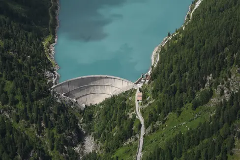 Una diga (nella foto il bacino idrico di Neves) è una struttura imponente. Gli eventi dannosi sono estremamente rari, ma la gente vuole essere preparata: la Giunta provinciale ha adottato un piano di emergenza per le dighe. (Foto: Ufficio Idrologia e dighe)