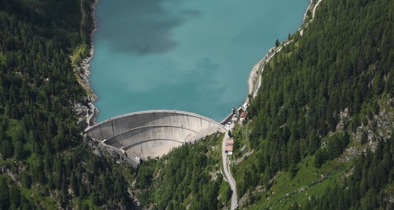 Ein Staudamm (im Bild der Nevesstausee) ist ein beeindruckendes Bauwerk. Schadensereignisse sind zwar äußerst selten, dennoch will man gewappnet sein: Die Landesregierung hat den Notfallplan für Stauanlagen verabschiedet. (Foto: LPA/Landesamt für Hydrologie und Stauanlagen)