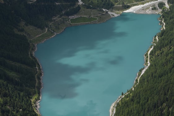 Una diga (nella foto il bacino idrico di Neves) è una struttura imponente. Gli eventi dannosi sono estremamente rari, ma la gente vuole essere preparata: la Giunta provinciale ha adottato un piano di emergenza per le dighe. (Foto: Ufficio Idrologia e dighe)