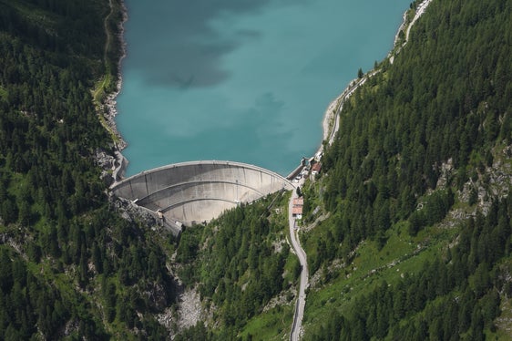 Una diga (nella foto il bacino idrico di Neves) è una struttura imponente. Gli eventi dannosi sono estremamente rari, ma la gente vuole essere preparata: la Giunta provinciale ha adottato un piano di emergenza per le dighe. (Foto: Ufficio Idrologia e dighe)