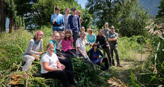 Gemeinsam mit Schutzgebietsbetreuerinnen- und betreuern leisteten die Jugendlichen wichtige Naturschutzarbeit. (Foto: Oliver Opptitz)