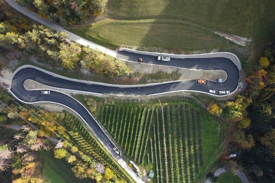 Neu gestaltet und gesichert wurde die Landesstraße nach Albions auch im Abschnitt der beiden Haarnadelkurven. (Foto: LPA/C.T.S GmbH)