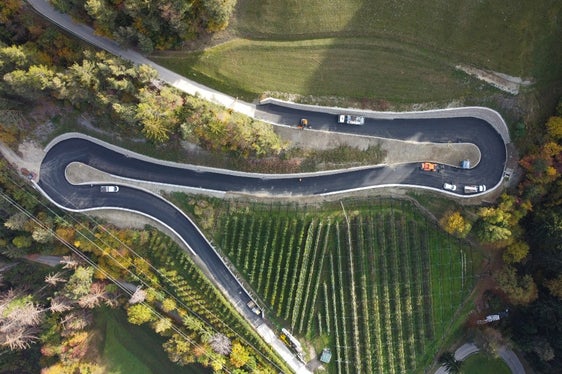 Neu gestaltet und gesichert wurde die Landesstraße nach Albions auch im Abschnitt der beiden Haarnadelkurven. (Foto: LPA/C.T.S GmbH)