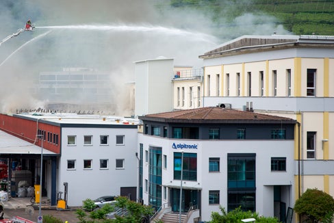 Die Ergebnisse der Analysen der Proben, die die Umweltagentur beim Brand der Alpitronik in Bozen entnommen hat, liegen nun vor. (Foto: LPA/Fabio Brucculeri)