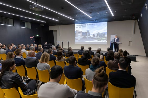 Die Spezialisierungsstrategie, die der NOI Techpark aufbauend auf die regionale Innovationsstrategie des Landes - die sogenannte RIS3-Strategie - in einem Beteiligungsprozess mit Unternehmen, Forschungsinstituten und Stakeholdern entwickelt hat, wurde heute Mittag vorgestellt. (Foto: NOI Techpark)
