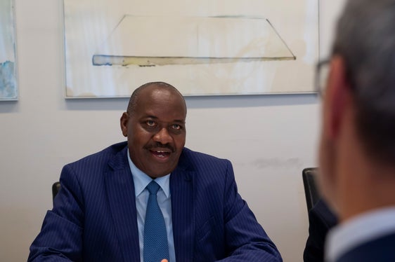 Ernest Ndabashinze, Botschafter von Burundi, und Landeshauptmann Arno Kompatscher tauschten sich über die unterschiedliche demografische Entwicklung ihrer Länder aus. Während der Altersdurchschnitt der Bevölkerung von Burundi bei nicht einmal 18 Jahren liegt, steigt jener der Bevölkerung Südtirols zunehmend. (Foto: LPA/Fabio Brucculeri)