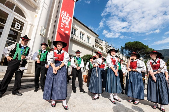Vor dem Festakt hatte beim Empfang auf der Kurpromenade die Böhmische der Musikkapelle Untermais die Ehrengäste musikalisch begrüßt. (Foto: LPA/Ivo Corrà)