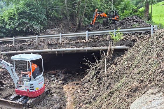 L'Area funzionale Bacini montani ha ripristinato il flusso del rio di Rattisio Vecchio presso il ponte sulla strada provinciale. (Foto: Ufficio Sistemazione bacini montani ovest dell'Agenzia per la Protezione civile/Martin Eschgfäller)