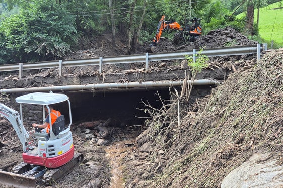 L'Area funzionale Bacini montani ha ripristinato il flusso del rio di Rattisio Vecchio presso il ponte sulla strada provinciale. (Foto: Ufficio Sistemazione bacini montani ovest dell'Agenzia per la Protezione civile/Martin Eschgfäller)