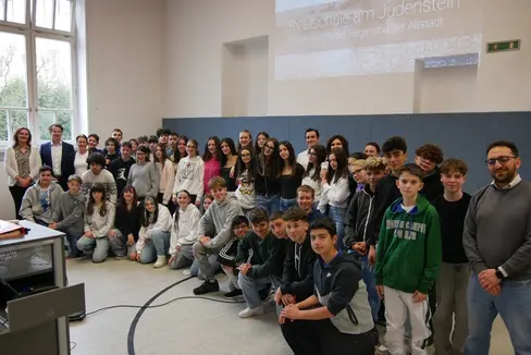 Plurilinguismo e rete. Foto di gruppo per le ragazze e i ragazzi di Bressanone e Ratisbona, che hanno rafforzato il gemellaggio scolastico nel corso di un viaggio di studio tenuto da 40 ragazze e ragazzi della scuola primaria di primo grado Manzoni nel Land germanico. (Foto: USP)