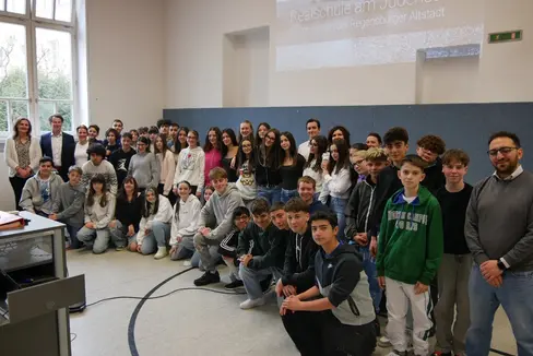 Plurilinguismo e rete. Foto di gruppo per le ragazze e i ragazzi di Bressanone e Ratisbona, che hanno rafforzato il gemellaggio scolastico nel corso di un viaggio di studio tenuto da 40 ragazze e ragazzi della scuola primaria di primo grado Manzoni nel Land germanico. (Foto: USP)
