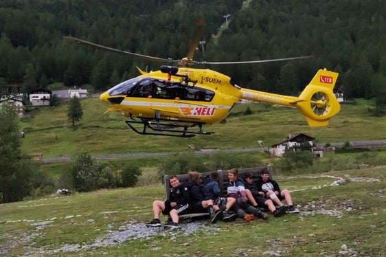 Auch einen der Pelikan-Rettungshubschrauber konnten die Teilnehmerinnen und Teilnehmer am Jugendcamp des Zivilschutzes in Sulden in dieser Woche inspizieren. (Foto: LPA/Zivilschutz im Weißen Kreuz)