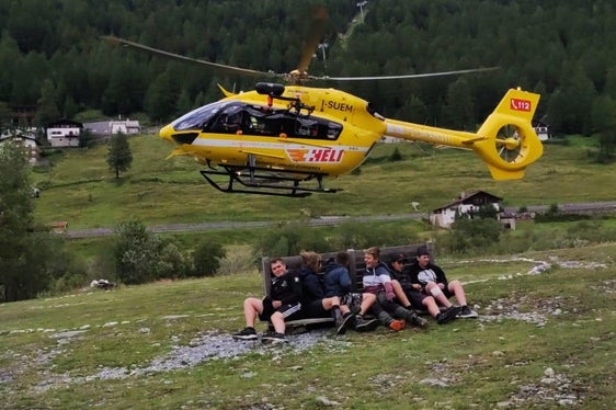 I partecipanti al campo scuola della Protezione Civile di Solda hanno potuto ispezionare un elicottero di soccorso (Foto: ASP/Protezione Civile della Croce Bianca )