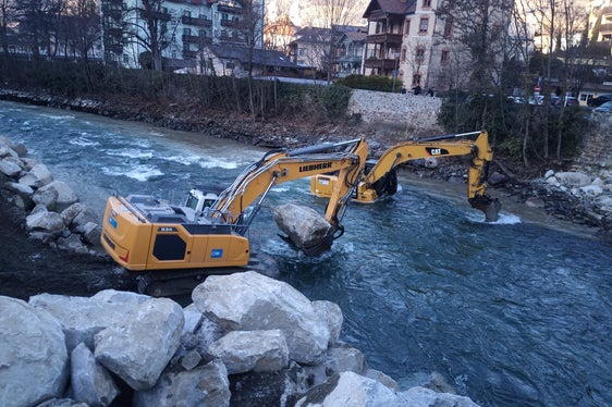 Mit großen Steinblöcken hat die Wildbachverbauung den historischen Uferschutz an der Rienz unterhalb der Unterdrittelbrücke verstärkt. (Foto: LPA/Landesamt für Wildbach- und Lawinenverbauung Nord)
