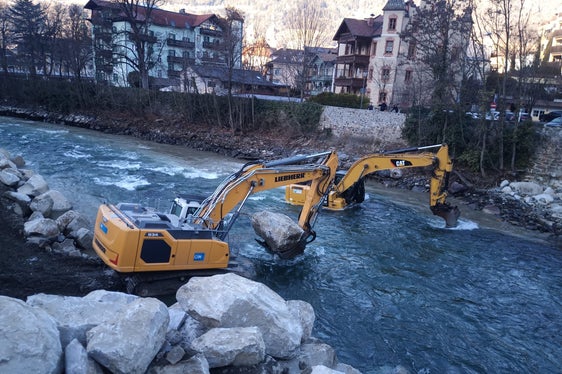 Gli operai hanno rinforzato con grandi blocchi in pietra ciclopica la storica protezione storica sull'argine della Rienza, nei pressi del nuovo Ponte di Terzo. (Foto: ASP/Ufficio Bacini montani nord)