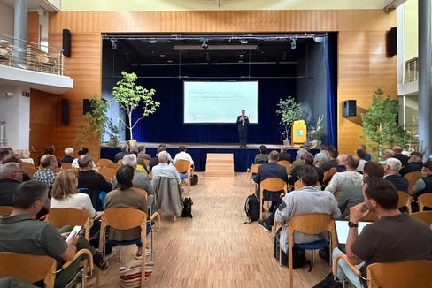 L'assessore alle Foreste Luis Walcher ha inaugurato il convegno “Bosco in cambiamento” a Silandro: Il progetto avviato già circa 30 anni fa per la graduale conversione dei boschi di pino nero in boschi misti di latifoglie adeguati al sito è al tempo stesso un modello e un mandato per uno sviluppo forestale sostenibile e orientato al futuro. (Foto: USP/Tobias Erschbamer)