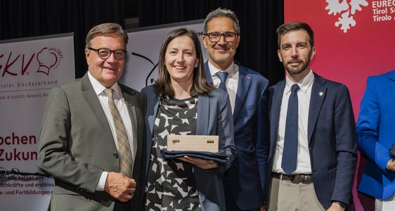 Tutti i cuochi dell'Euregio sono stati premiati con un regalo: nella foto Madlen Hackl con (da sinistra) Günther Platter, Arno Kompatscher e Simone Marchiori. (Foto: USP/Bernhard Aichner)