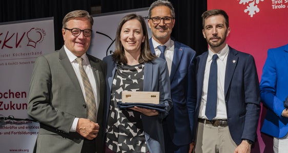 Duc i cueghes dl’Euregio ie unii premiei cun na scincunda: sun la foto Madlen Hackl cun, da man ciancia, Günther Platter, Arno Kompatscher y Simone Marchiori. (Foto: USP/Bernhard Aichner)
