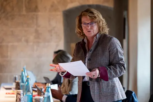 “Se vogliamo garantire anche in futuro un'assistenza di qualità e vicina al luogo di residenza, dobbiamo rafforzare in modo sostenibile il settore sociale”, ha affermato l'assessora provinciale Rosmarie Pamer durante la riunione con le sindache e i sindaci del Burgraviato. (Foto: USP/Fabio Brucculeri)