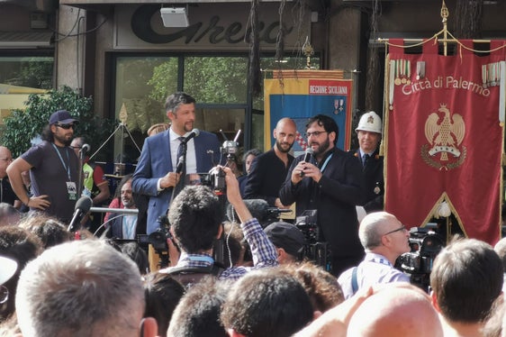 LR Daniel Alfreider und der Koordinator der Stiftung Falcone, Alessandro De Lisi bei der Gedenkveranstaltung in der Via Notarbartolo in Palermo. (Foto: LPA)