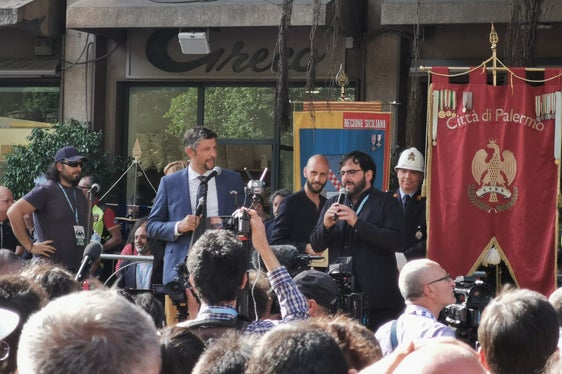 LR Daniel Alfreider und der Koordinator der Stiftung Falcone, Alessandro De Lisi bei der Gedenkveranstaltung in der Via Notarbartolo in Palermo. (Foto: LPA)