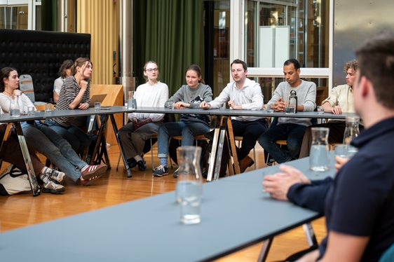 Stipendiatinnen und Stipendiaten der Konrad-Adenauer-Stiftung aus Berlin stellten Landeshauptmann Arno Kompatscher zahlreiche Fragen über die Autonomie. (Foto: LPA/Fabio Brucculeri)