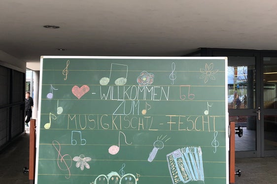 Nello scorso anno scolastico hanno partecipato al progetto XXL sette istituti di tutti i comprensori altoatesini, per un totale di 226 bambine e bambini. Gli incontri con la musica popolare sono stati proposti in 51 scuole dell’Alto Adige, raggiungendo complessivamente 861 scolare e scolari. (Foto: USP/Sezione musica popolare della Direzione provinciale Scuola musicale tedesca e ladina)